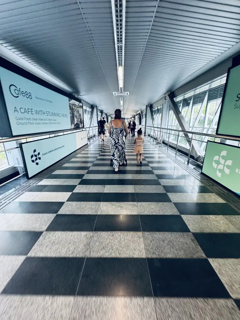 Overdekte loopbrug in Kuala Lumpur met kinderwagen