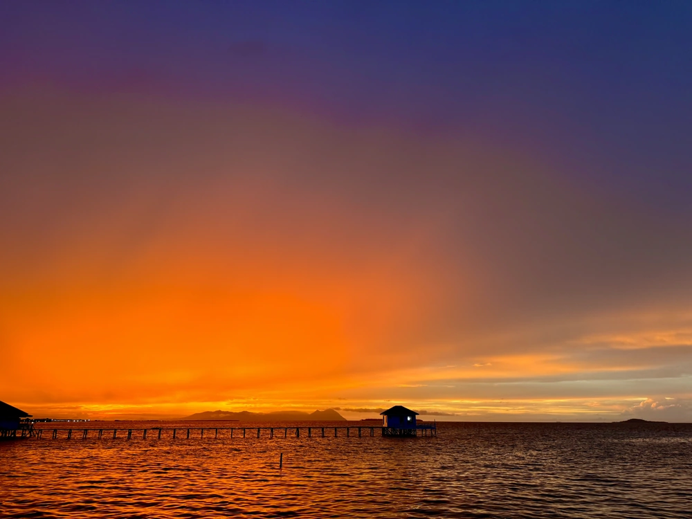 zonsondergang vanuit ons resort in de buurt van Semporna