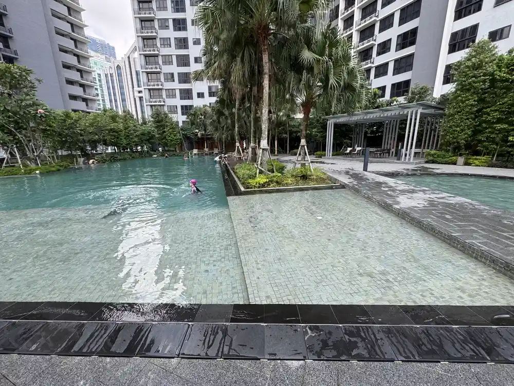 Zwembad bij ons appartement in Kuala Lumpur met kinderen