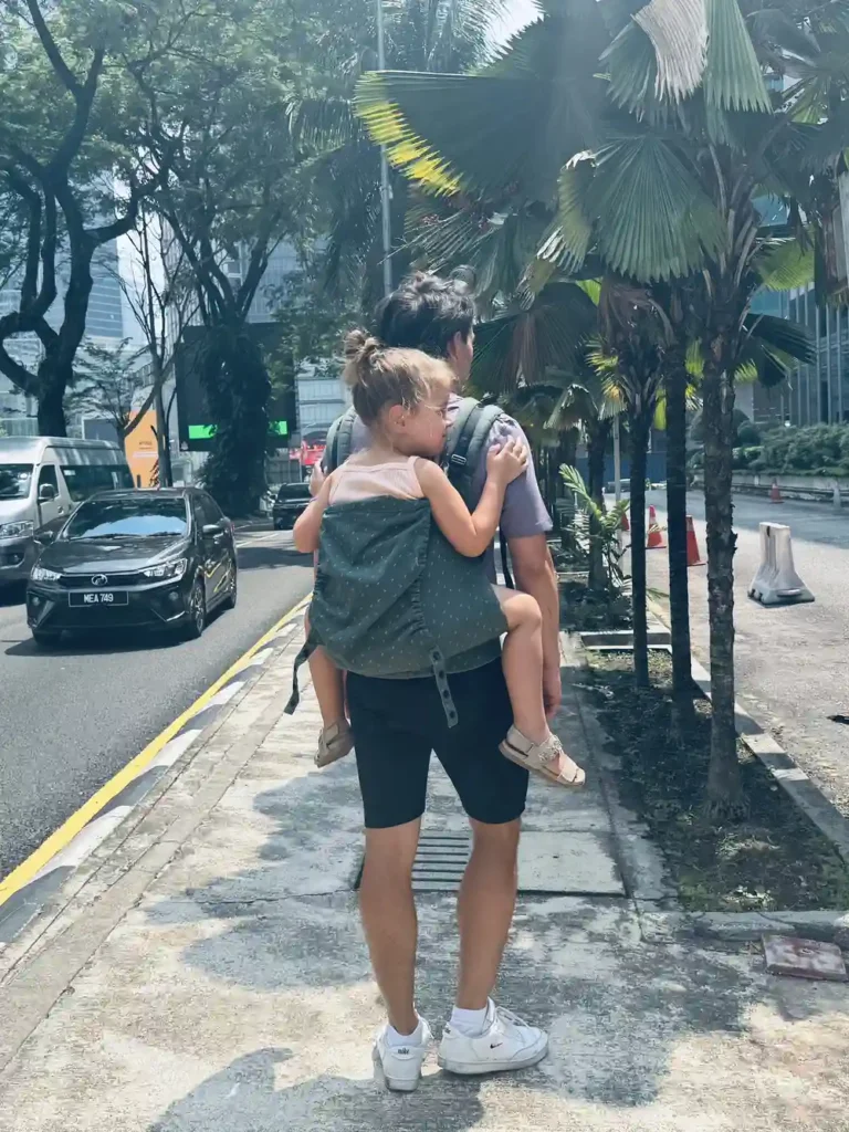 Peuter in draagzak in Kuala Lumpur<br>
