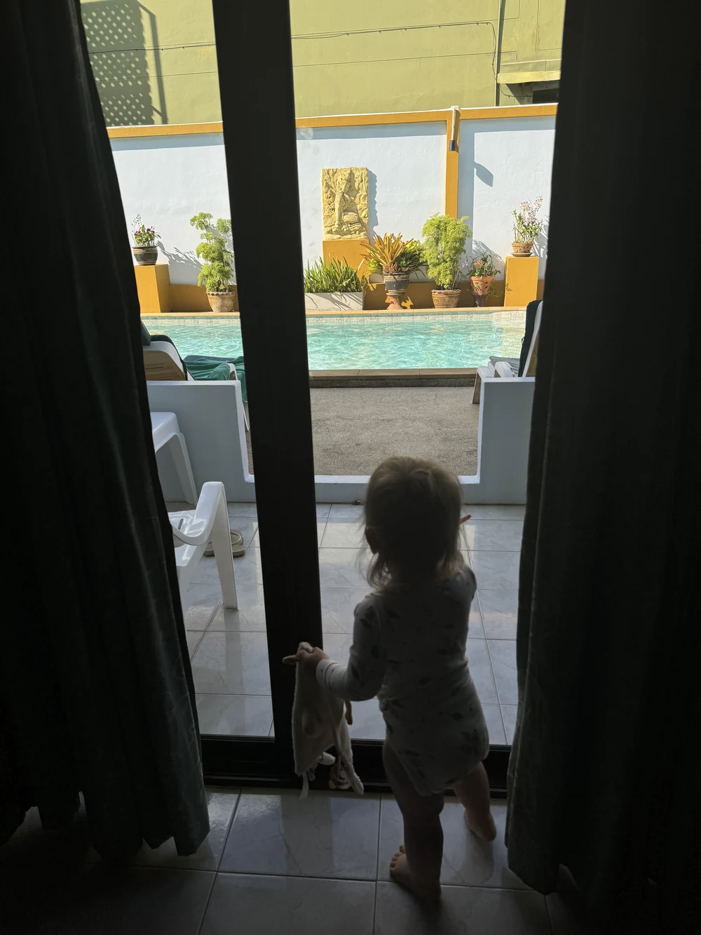 Baby wordt wakker in een hotel in Kamala, Phuket, Thailand