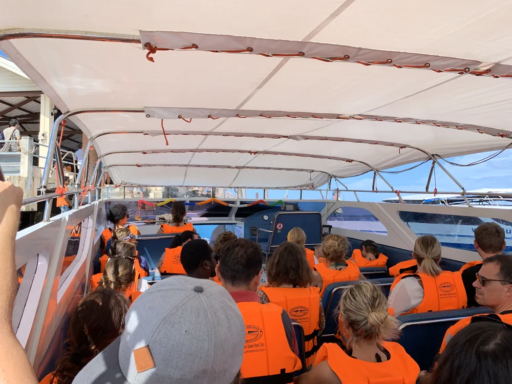 Boottransfer in Thailand met kinderen, allemaal met zwemvest