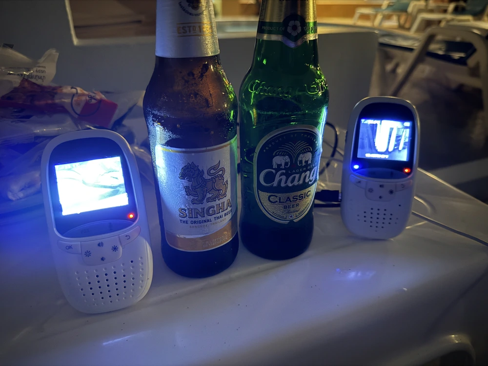 Even lekker bijkomen op het balkon terwijl onze kinderen slapen in de hotelkamer in Thailand