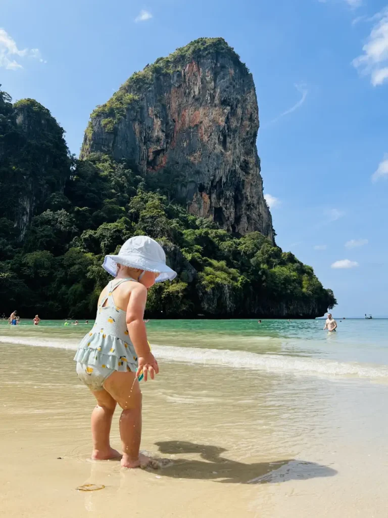 Peuter spelend op Railay Beach in Thailand