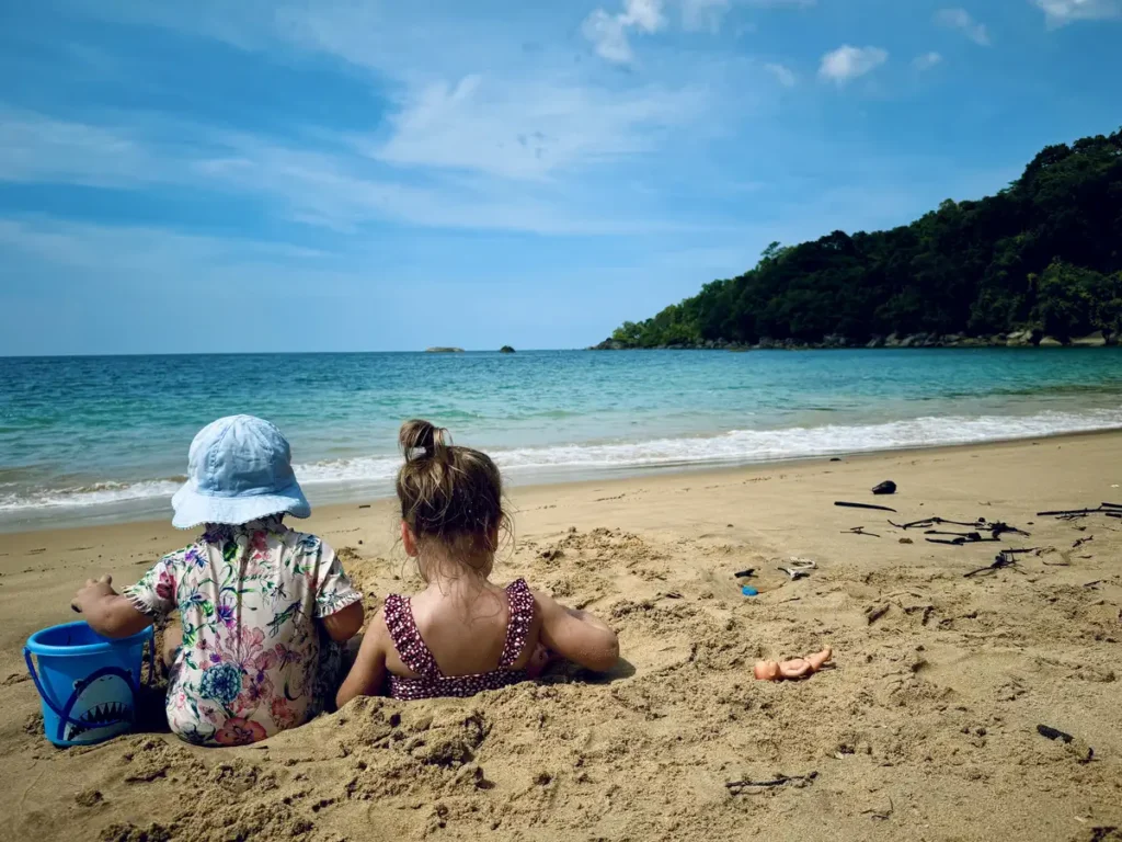 Baby en peuter genieten van het strand in Khao Lak, Thailand