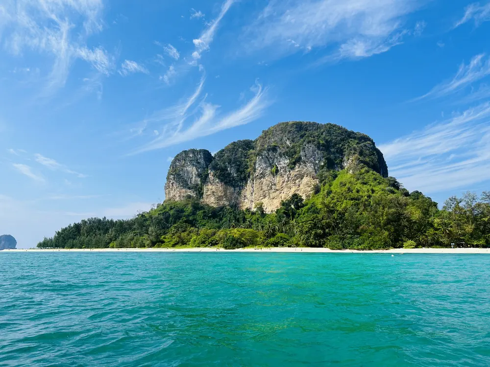 Uitzicht vanaf een longtailboot tijdens een trip vanuit Krabi met kinderen<br>