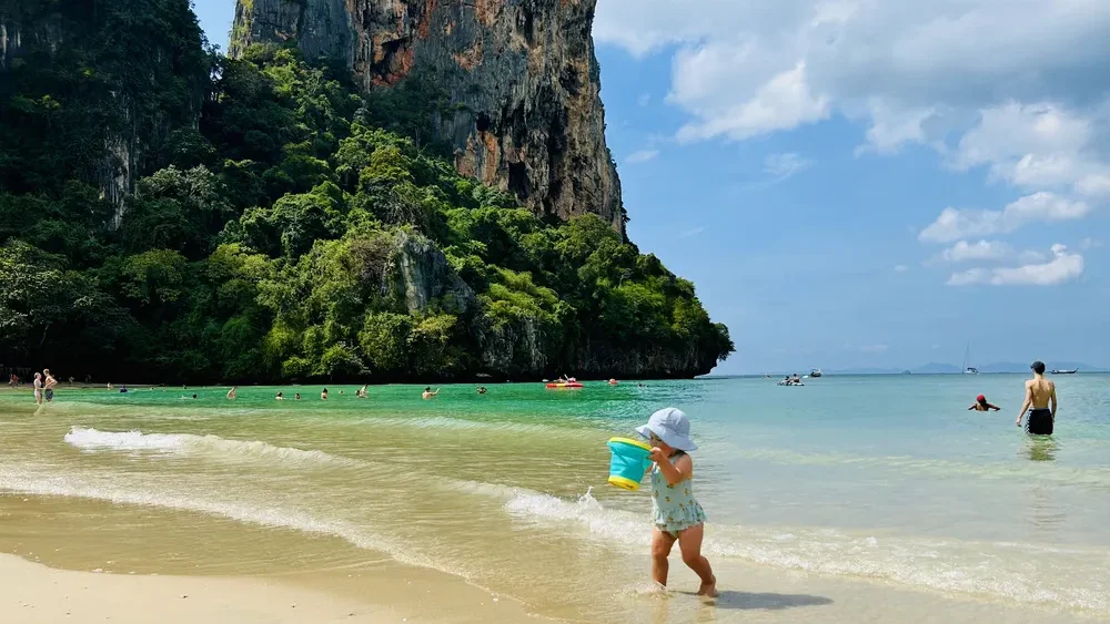 Peuter speelt op Railay Beach in Krabi, Thailand
