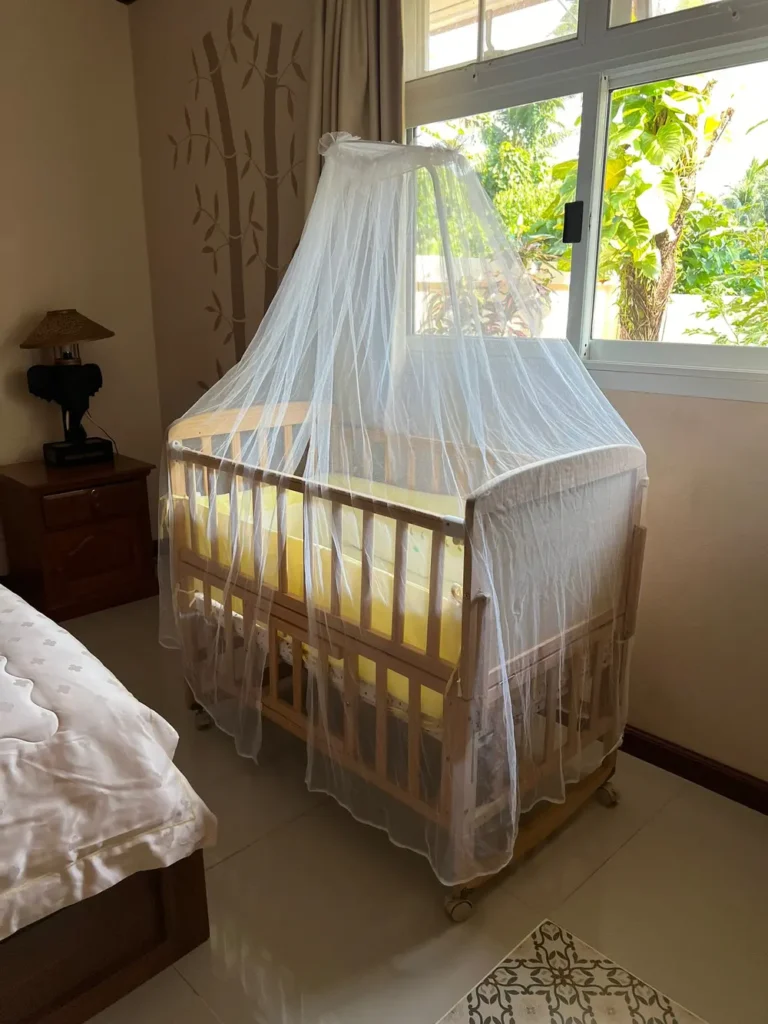 Babybedje in Khao Lak met muskietennet