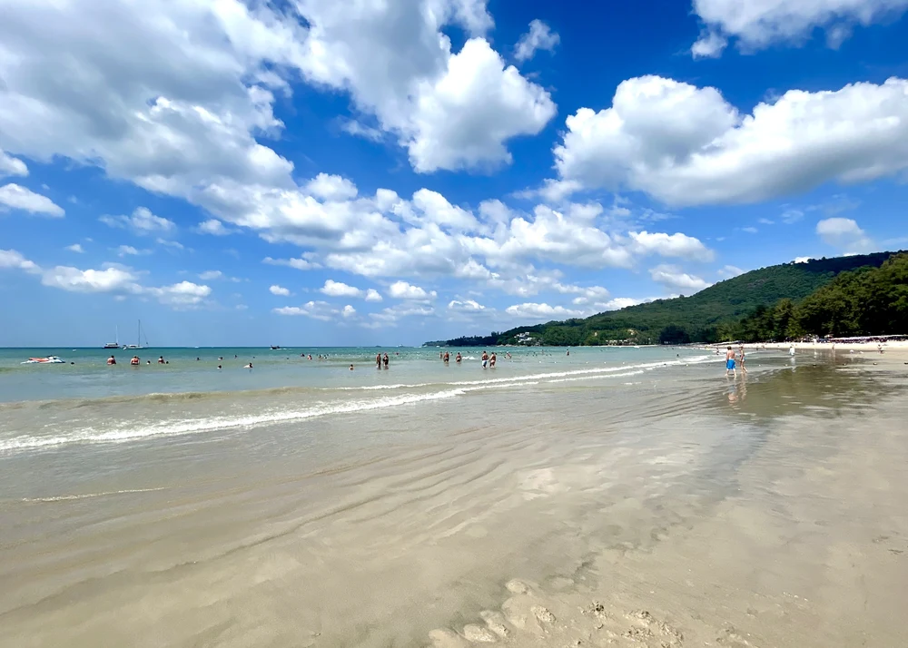 Strand van Kamala in Phuket, Thailand; een van de beste plekken om te verblijven in Phuket met kinderen