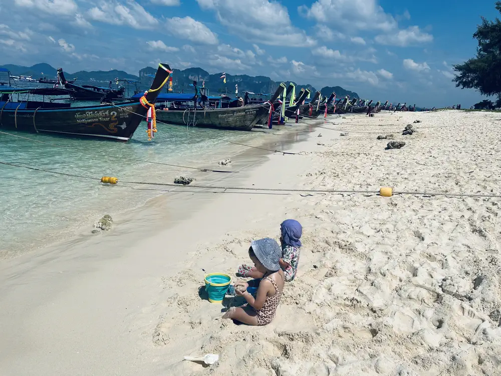 Kinderen die wachten in een longtailboot totdat de boot vol is voor vertrek naar Ao Nang<br>