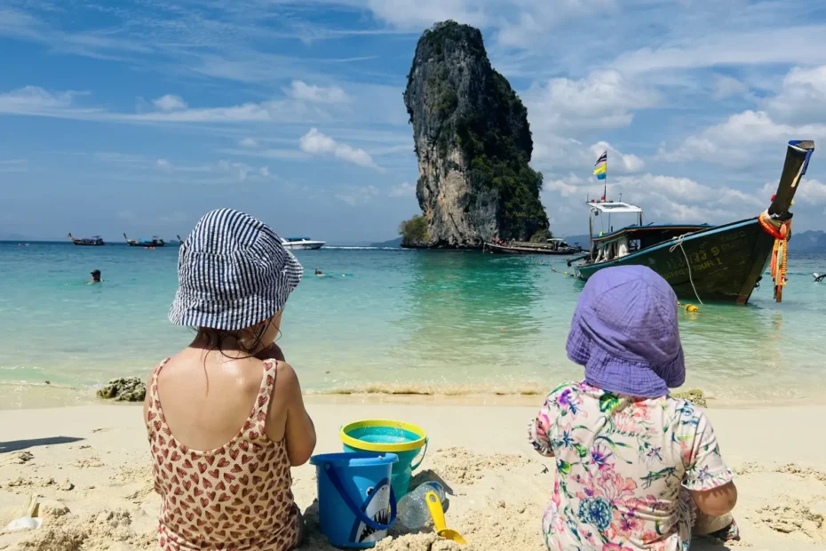 Kinderen spelen op Koh Poda tijdens een dagtrip vanuit Ao Nang