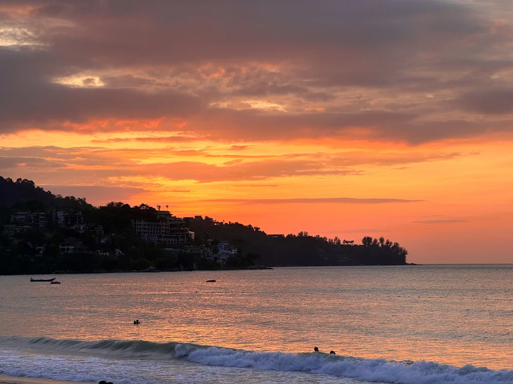 Zonsondergang op het strand van Kamala met kinderen in Phuket