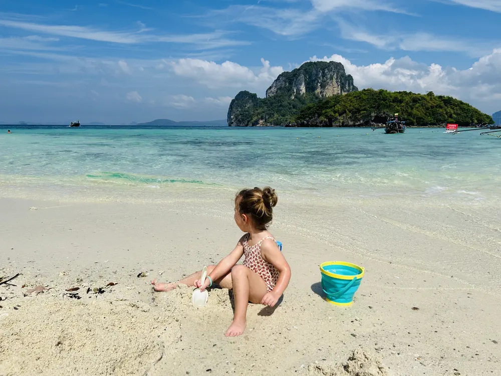 Kinderen spelen op Koh Kai tijdens de Four Islands tour vanuit Ao Nang
