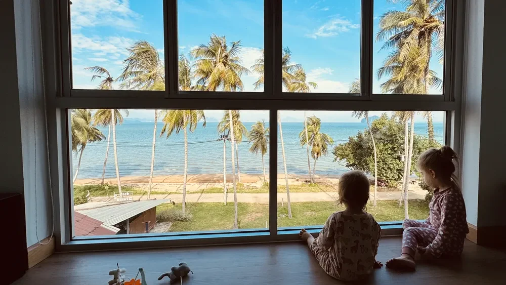 Uitzicht vanuit onze villa op Koh Yao Noi met kinderen