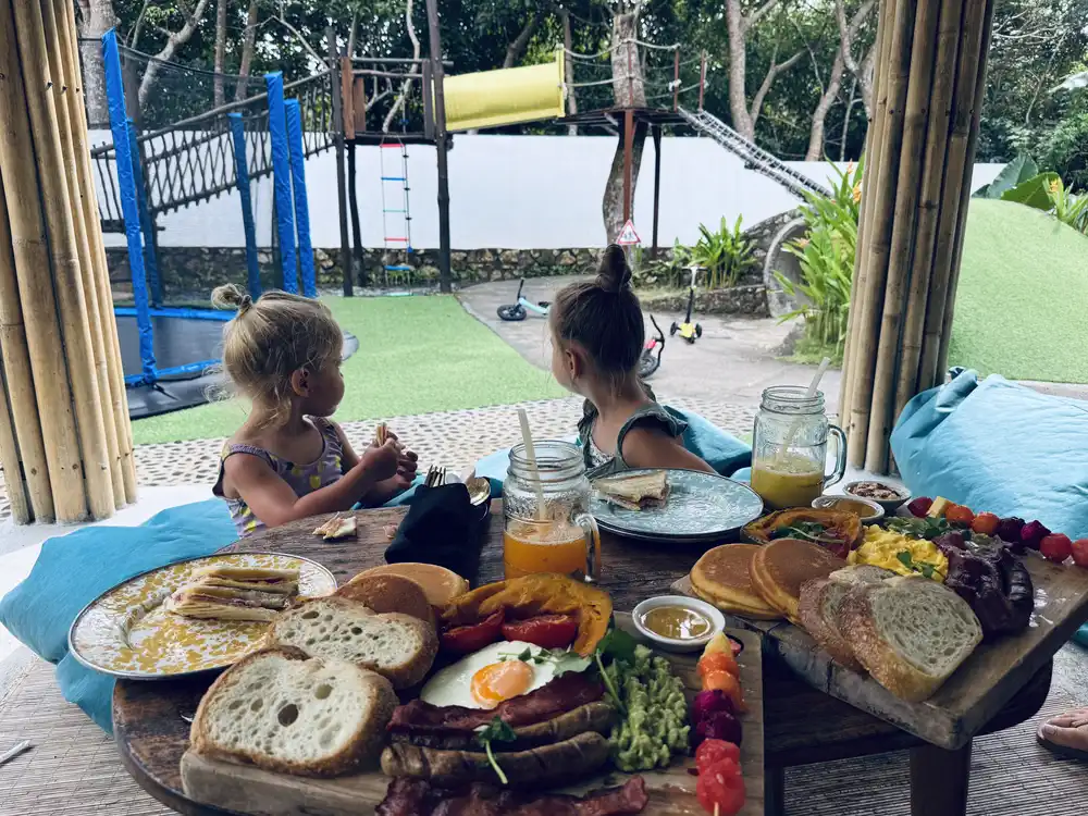 Breakfast at Ohana Uluwatu while kids play in the playground