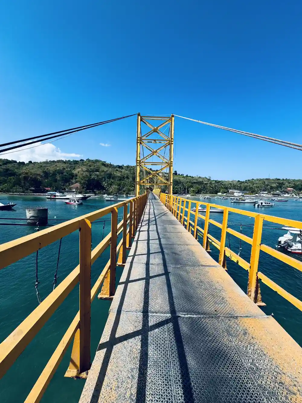 Family looking at the Yellow Bridge connecting Nusa Lembongan and Nusa Ceningan